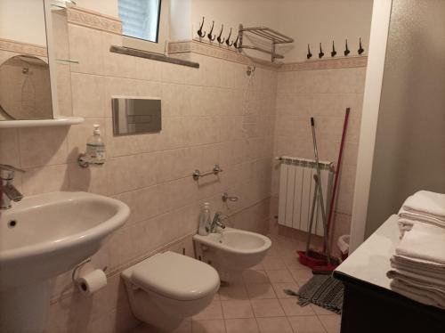 y baño con aseo y lavamanos. en Rifugio Mareneve le Villette, en Linguaglossa