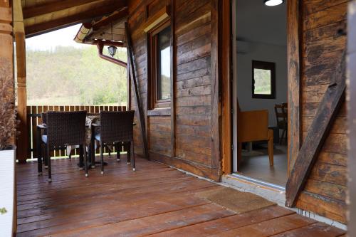 Un balcón o terraza de Apartmani Vajati Gradac