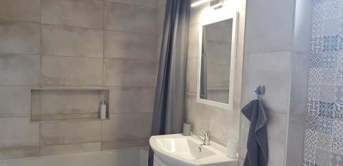 y baño con lavabo, aseo y espejo. en Hortenzia Vendégház Márianosztra, en Márianosztra