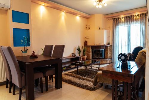 ein Esszimmer mit einem Tisch und Stühlen sowie ein Wohnzimmer in der Unterkunft Cozy Place Near Historic Center in Thessaloniki