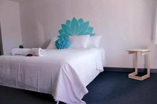 Postel nebo postele na pokoji v ubytování Nirvana Hotel