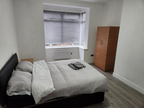 una camera da letto con un grande letto e una finestra di Peace House a Streatham Vale