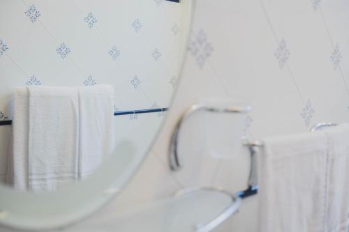 拉維羅的住宿－Casa Ravello，浴室提供镜子和白色毛巾