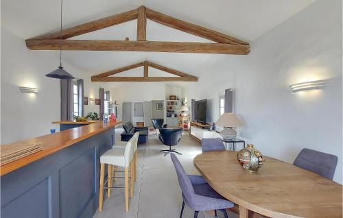 une cuisine avec une table en bois et des chaises bleues dans l'établissement Lovely Home In Murviel Les Montpellie, à Murviel-lès-Montpellier