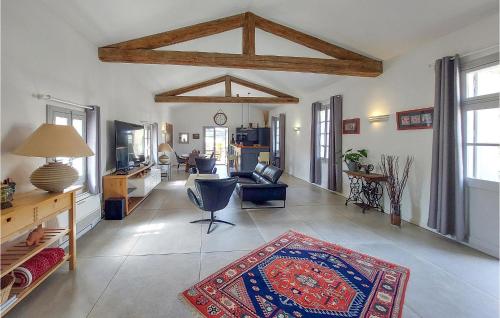 un salon avec un canapé et une table dans l'établissement Lovely Home In Murviel Les Montpellie, à Murviel-lès-Montpellier