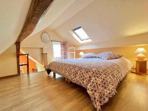 1 dormitorio con 1 cama y tragaluz en Le studio Au Bon Maréchal, en Giverny