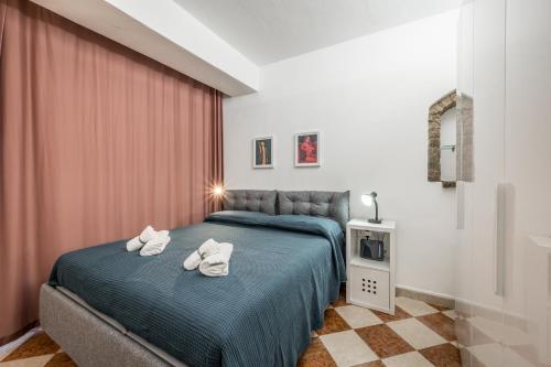 a bedroom with a bed with towels on it at Casa Camilla - Arty Suite nel centro storico in Parma