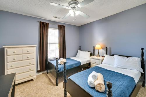 2 camas en un dormitorio con paredes azules en Myrtle Beach Condo with Pool Near Golf and Mall!, en Myrtle Beach
