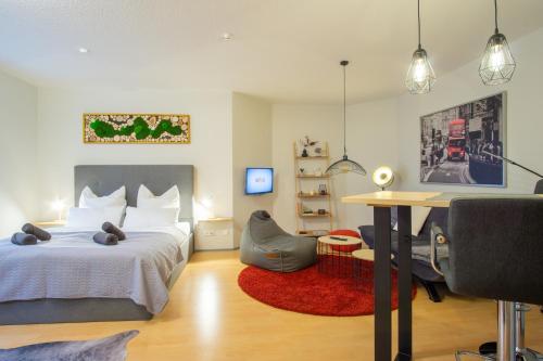 a bedroom with a bed and a desk and a room with a desk at Ferienwohnung Zum Sperberring - Parkplatz - Wallbox - WLAN - Netflix&Disney - sehr ruhig - perfekt zum entspannen & erholen in Ilmenau