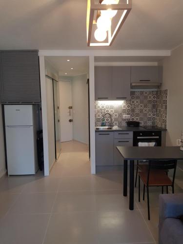 une cuisine avec une table et une salle à manger dans l'établissement studio meuble climatise centre ville vue mer, à Juan-les-Pins