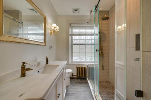 黑格斯敦的住宿－Cool Hollow House Historic Hagerstown Retreat!，一间带水槽、卫生间和镜子的浴室