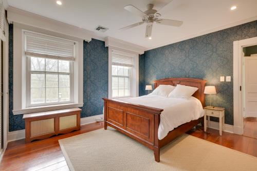 ヘイガーズタウンにあるHistoric Waterfront Retreat with Grill in Hagerstownのベッドと天井扇風機のある寝室