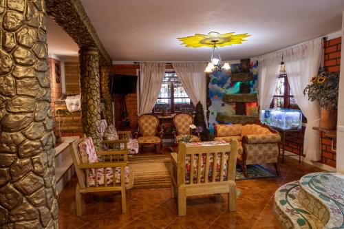 a living room with chairs and a couch and a table at Jardin de los Silleteros Agro Parque Hotel in Santa Elena