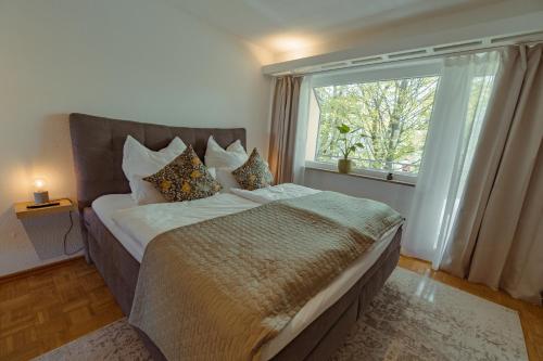 Studio Apartment mit Parkplatz في Oberesslingen: غرفة نوم بسرير كبير مع نافذة