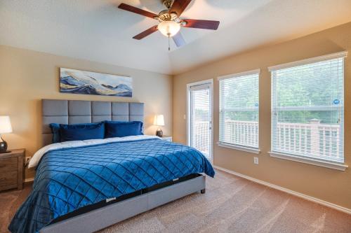 1 dormitorio con 1 cama y ventilador de techo en San Antonio Vacation Rental with Patio Near SeaWorld en San Antonio