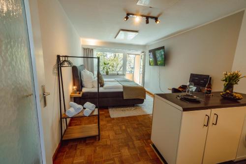 een kleine kamer met een bed en een keuken bij Studio Apartment mit Parkplatz in Oberesslingen