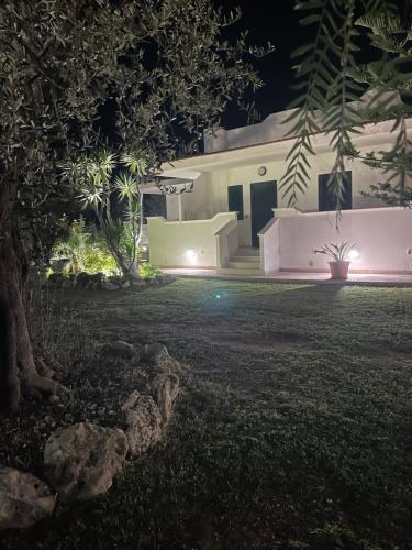 a night view of a house at night at Villa Angela case vacanza in Vieste