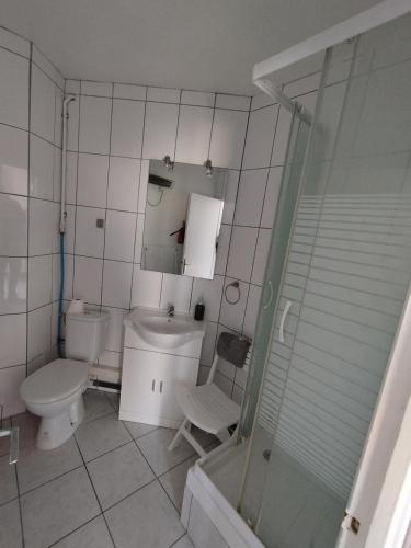 une salle de bain avec toilettes, lavabo et douche dans l'établissement Studio résidence la Sardane vue mer, au Barcarès