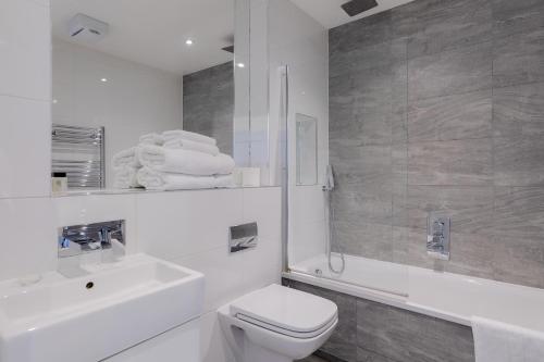 Ett badrum på City Aldgate Apartments