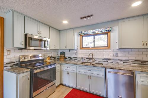 Dapur atau dapur kecil di Fire Pit and Dock Lake of the Ozarks Hiller Haus