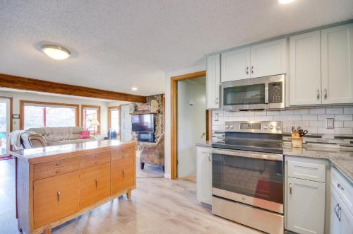 Dapur atau dapur kecil di Fire Pit and Dock Lake of the Ozarks Hiller Haus