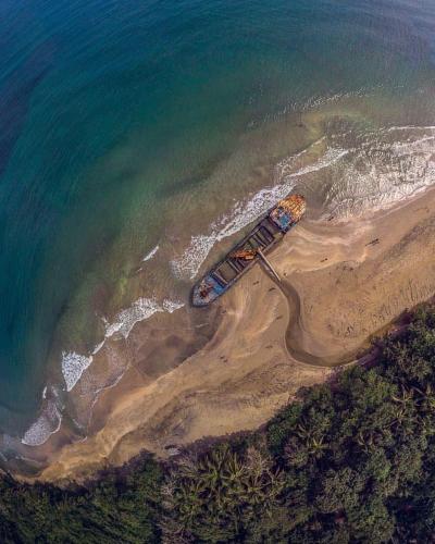 an aerial view of a beach with the ocean at Cabinas Manzanillo Caribe in Manzanillo
