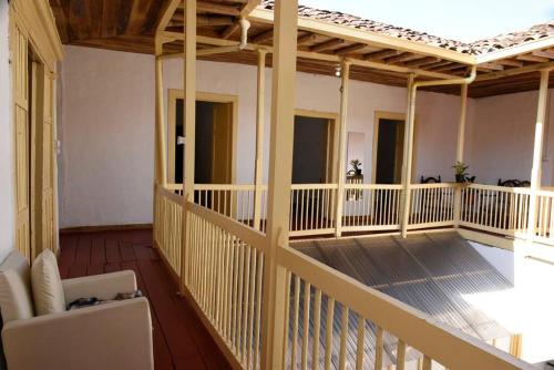 a living room with a balcony with a pool at Casa típica Salamineña in Salamina