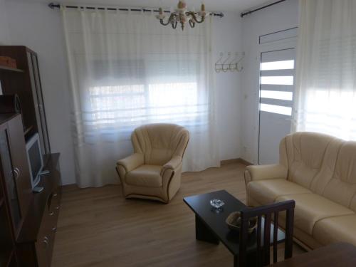 a living room with two chairs and a couch and a table at Exclusivo Chalet a Pie de Costa in Alcanar