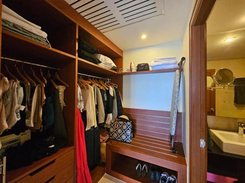 un dressing avec un lavabo et un miroir dans l'établissement Stylish seaside Apartment on Laguna GOLF Course, à Bang Tao Beach