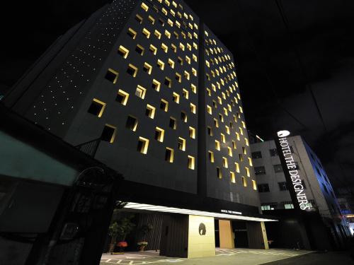 un edificio alto con muchas ventanas por la noche en Hotel The Designers Jongro en Seúl