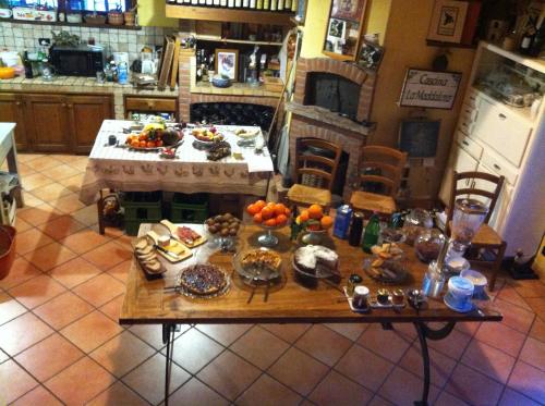 an aerial view of a kitchen with a table full of food at Cascina La Maddalena Bed & Wine in Rocca Grimalda
