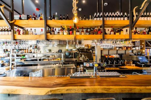 a bar with a counter and a lot of bottles at Hotel Inn Naeldwyk-Torenburg in Naaldwijk