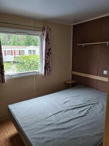- une chambre avec un lit et une fenêtre dans l'établissement Mobil Home Camiers, à Camiers