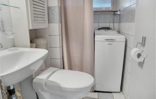 Koupelna v ubytování Amazing Home In Dannemare With Kitchen