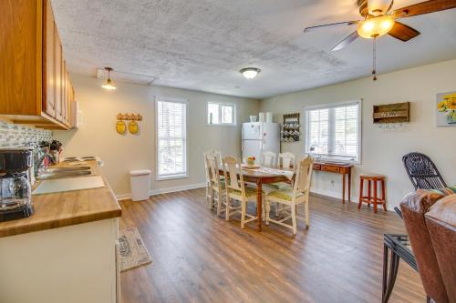 Dapur atau dapur kecil di Walk to Shenandoah River Homey Luray Cabin
