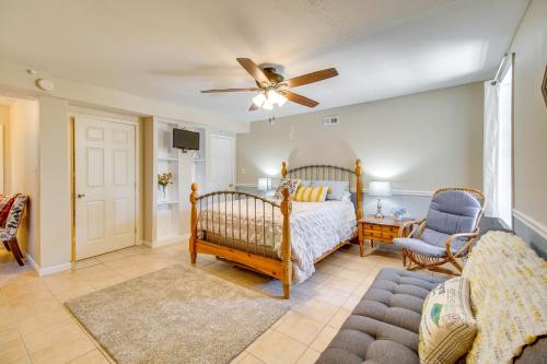 Katil atau katil-katil dalam bilik di Walk to Shenandoah River Homey Luray Cabin