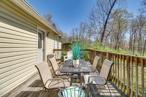 Balkoni atau teres di Walk to Shenandoah River Homey Luray Cabin