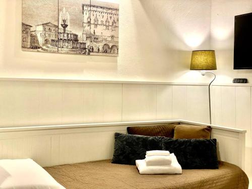ein Zimmer mit einem Sofa mit zwei Handtüchern darauf in der Unterkunft Perugia Mini Flat in Perugia