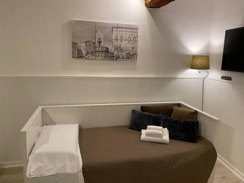 ein kleines Zimmer mit einem Bett mit einer Lampe in der Unterkunft Perugia Mini Flat in Perugia