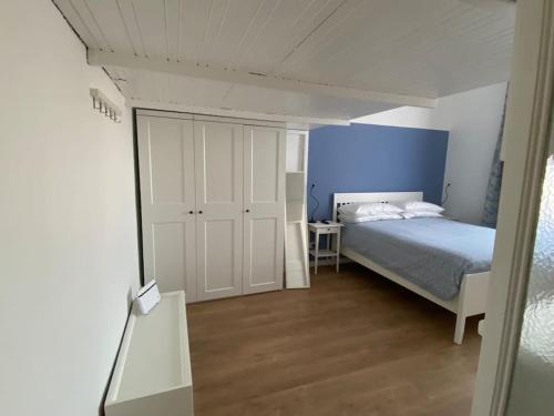 米蘭的住宿－LM Tortona House，一间卧室设有一张床和蓝色的墙壁