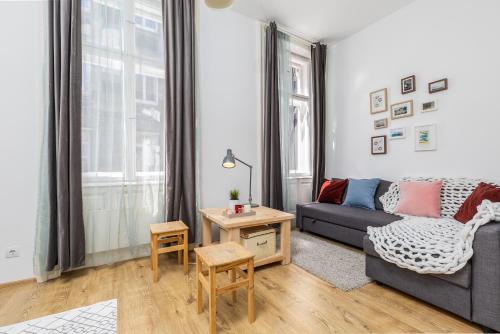 een woonkamer met een bank en een tafel bij Paco&Orsi's homey cosy apartment in the city center in Boedapest