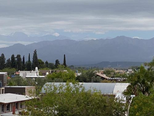 Blick auf eine Stadt mit Bergen im Hintergrund in der Unterkunft Maipu Wine & Oil in Maipú