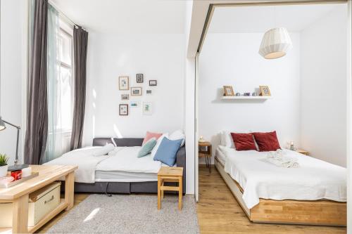 1 dormitorio con 2 camas y espejo en Paco&Orsi's homey cosy apartment in the city center, en Budapest