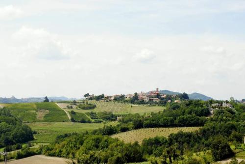 a view of a green field with houses on a hill at La casa dei limoni 