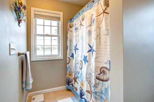 - un rideau de douche avec une carte dans la salle de bains dans l'établissement Bowers Beach Vacation Rental 2 Blocks Away!, à Frederica