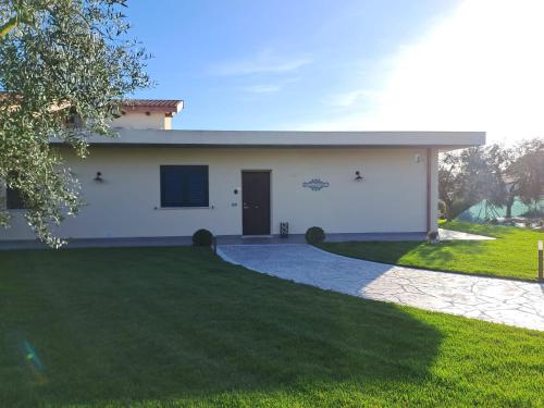 a large white house with a driveway at La Campagna di Peppe e Tullia in Formia