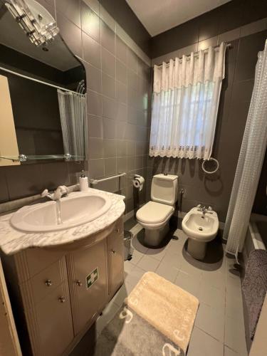 łazienka z umywalką i toaletą w obiekcie Casa rural em condomínio privado com piscina - Gerês w mieście Salamonde