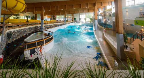 uma grande piscina interior num edifício em Badeland Gjestegård em Raufoss