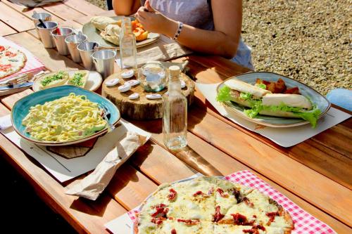 a wooden table with plates of food on it at Bosque de Aventura & Glamping El Faro in La Mesa