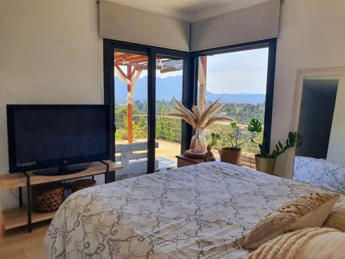 ein Schlafzimmer mit einem großen Bett und einem großen Fenster in der Unterkunft Montserrat Villa Deluxe Barcelona in Vacarisas